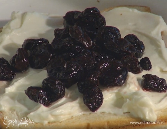 Один кусок поджаренного хлеба смазать сыром с сиропом, сверху выложить вишню, накрыть вторым куском хлеба. 