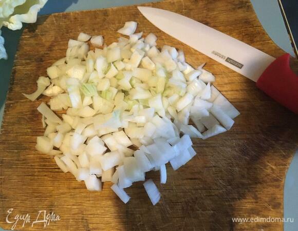 Лук так же мелко нарезаем.