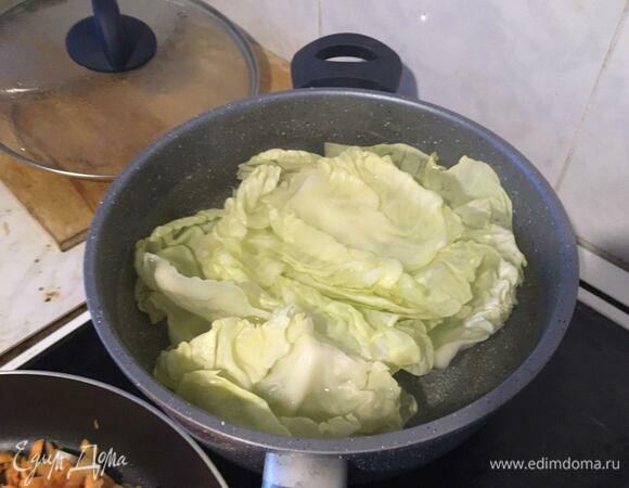 Воду налить в кастрюлю, немного подсолить. Когда вода закипела, порциями отвариваем капустные листья до мягкости, буквально 3–5 минут.