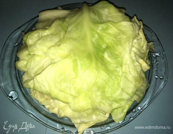 Мягкие листья вылавливаем из кастрюли и оставляем остужаться. Параллельно отварить в слегка подсоленой воде рис до полуготовности. 