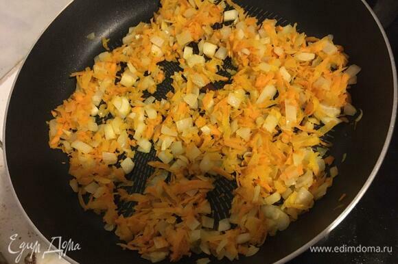На небольшом количестве подсолнечного масла обжариваем лук и морковь на сковороде до мягкости, не надо до хрустящего состояния.