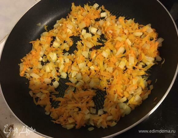 На небольшом количестве подсолнечного масла обжариваем лук и морковь на сковороде до мягкости, не надо до хрустящего состояния.