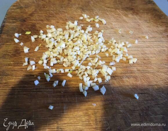 Чеснок мелко нарезать или пропустить через пресс.