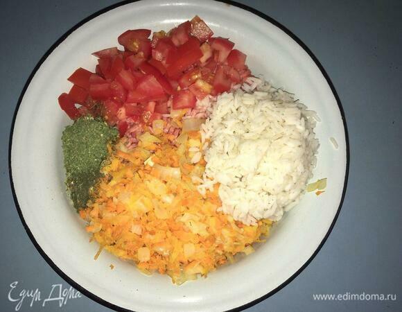 Смешиваем в одной большой тарелке фарш, рис, помидоры, чеснок и зажарку из лука и морковки. Добавляем зелень: сушеную или свежую. У меня были сушеные укроп и петрушка. Тут лучше обойтись обычной зеленью без изысков. Посолить.