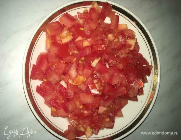 Помидоры нарезать на небольшие кубики, при желании можно снять кожицу, я этого не делала. Помидоры у меня были небольшие, поэтому два из них ушло в голубцы, один — на соус.