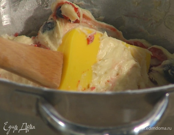 Вмешать в тесто по 120 г малины и голубики.