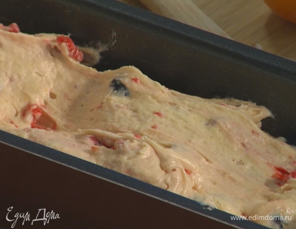 Форму для кекса смазать растительным маслом, выложить тесто и равномерно распределить.