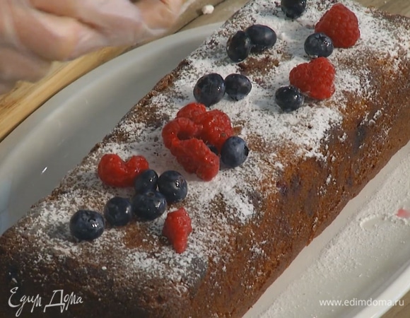 Готовый кекс посыпать сахарной пудрой, украсить оставшимися ягодами.