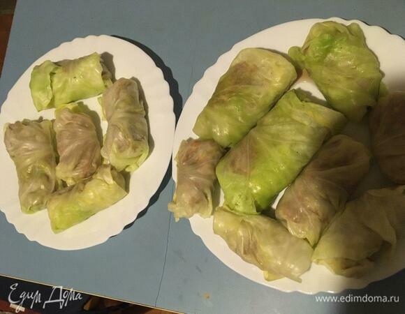 Заматываем все голубцы и убираем в холодильник на 20 минут, чтобы они «запомнили» свою форму.