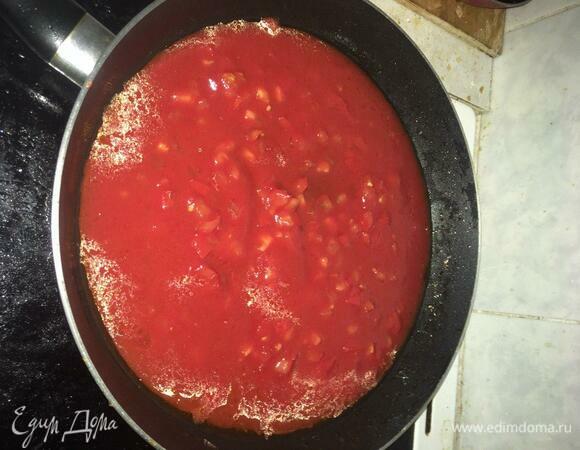 Перекладываем поджаренные голубцы из сковороды в тарелку. В пустую сковороду выкладываем оставшийся нарезанный помидор и томатную пасту, перчим, доводим до кипения.