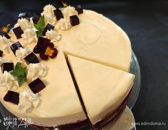 Достать торт из холодильника. При необходимости снять ацетатную пленку и по желанию обрезать края. Резать торт большим острым ножом. Перед каждым разрезом необходимо мыть нож, тогда вы получите чистый и красивый разрез.