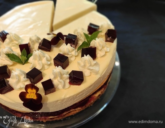 Я украсила половину торта, а другую оставила без декора.