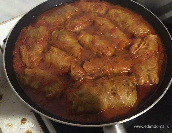 После того как соус загустел, выключаем плиту и оставляем голубцы под закрытой крышкой настояться минут 20, а лучше пару часов. Вкус становится только насыщеннее.
