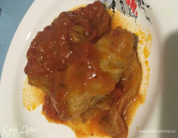 Выкладываем готовые голубцы на тарелку, поливаем соусом. Перед подачей украсить свежей зеленью.