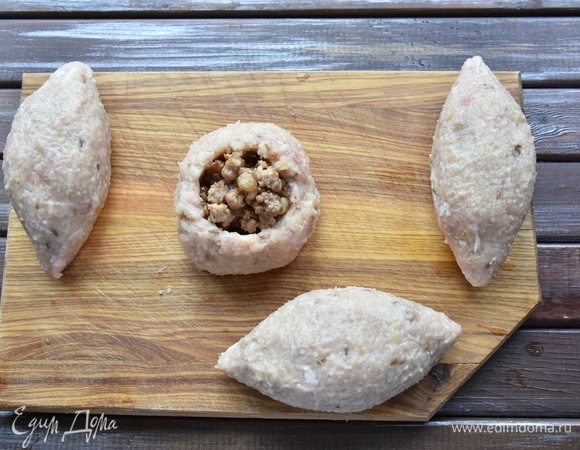 Массу из булгура ТМ «Националь» и фарша разделить на кусочки весом примерно 85 г, сформировать шарики. В каждом шарике чайной ложкой сформировать углубление, куда выложить подготовленную начинку (примерно 2 ч. л.). После чего сформировать котлету с начинкой, придав ей конусообразную форму по краям. Так как масса липкая и вязкая, для удобства формовки рекомендую смазать руки небольшим количеством растительного масла.