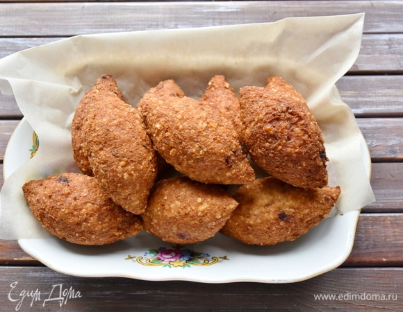 Раскалить в сотейнике растительное масло, уменьшить огонь чуть ниже среднего и обжарить куббе до золотистого цвета со всех сторон. Переложить готовые котлетки на салфетку. Подавать куббе с салатом из свежих овощей.