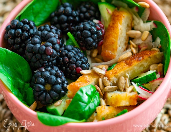 Сверху положите ежевику и семена подсолнечника.<br />
Приятного аппетита!