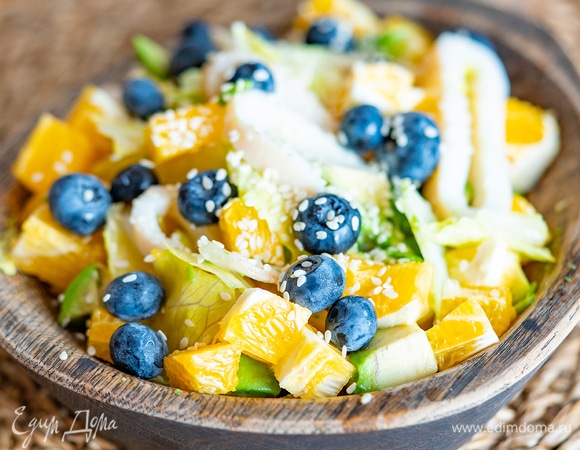 Сверху сбрызните все соком апельсина из оставленной дольки и посыпьте кунжутом. Приятного аппетита!