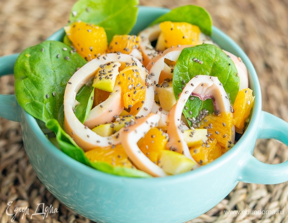 Сверху сбрызните апельсиновым соком и добавьте семена чиа.