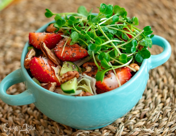 Добавьте орехи пекан и проростки редиса. Салат с летним настроением готов!