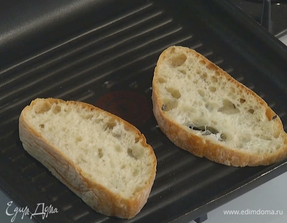 Хлеб подрумянить на сухой сковороде-гриль.