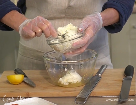 Сливочный сыр соединить с соком и цедрой лимона, добавить 1 ст. ложку оливкового масла, черный перец, измельченный укроп и все перемешать.