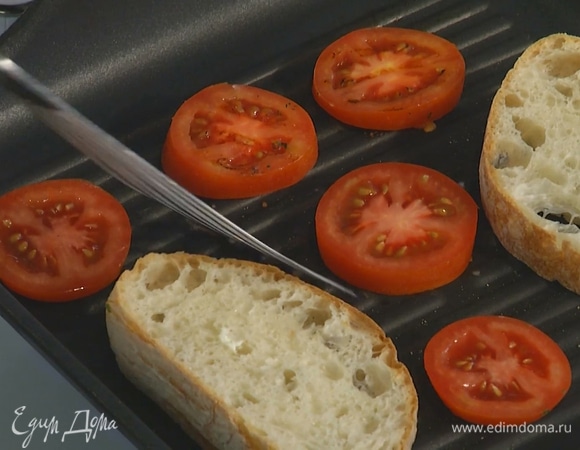 Помидор нарезать крупными кружками и слегка обжарить на сковороде-гриль с двух сторон.