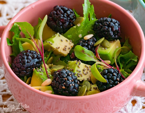 Сверху положите микрозелень.<br />
Вкусный и полезный салат готов!