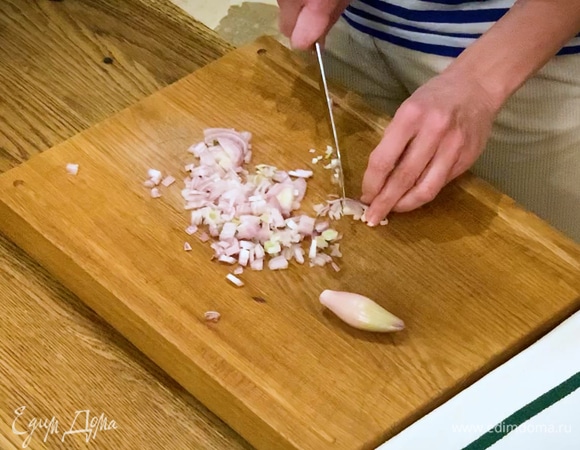 Шалот и весь чеснок почистить и мелко порубить.