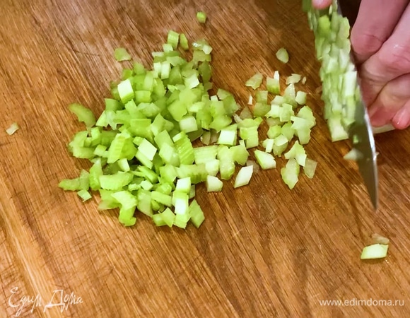  Сельдерей мелко нарезать.