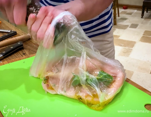 Грудки поместить в целлофановый пакет и отбить, затем добавить к курице соль, перец, веточку тимьяна, мяту и оставшийся чеснок, влить 1 ст. ложку оливкового масла, закрыть пакет и оставить мариноваться.