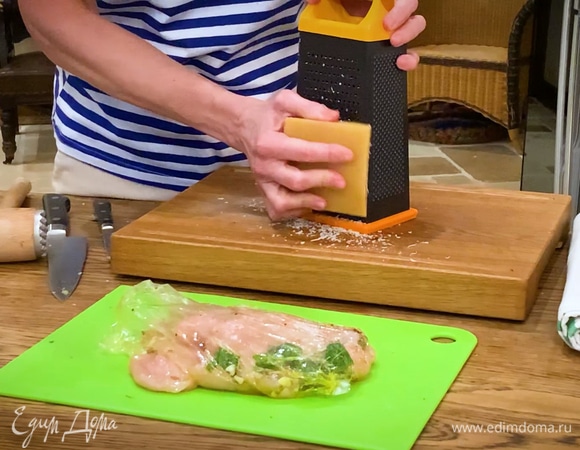 Сыр натереть на мелкой терке.