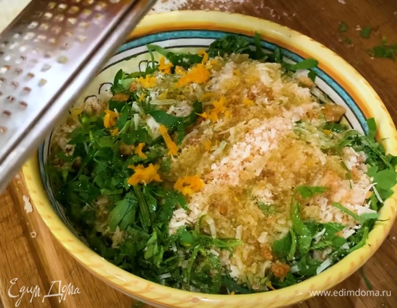 Приготовить начинку: половину натертого сыра смешать с сухарями, добавить листья оставшегося тимьяна, петрушку и цедру лимона, влить 1 ст. ложку оливкового масла, все перемешать.