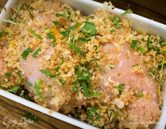 Начинку выложить на замаринованное филе, края скрепить нитками или зубочистками и поместить в небольшую форму для запекания, посыпать оставшимися сухарями, залить томатным соусом и запекать в разогретой духовке 30 минут.