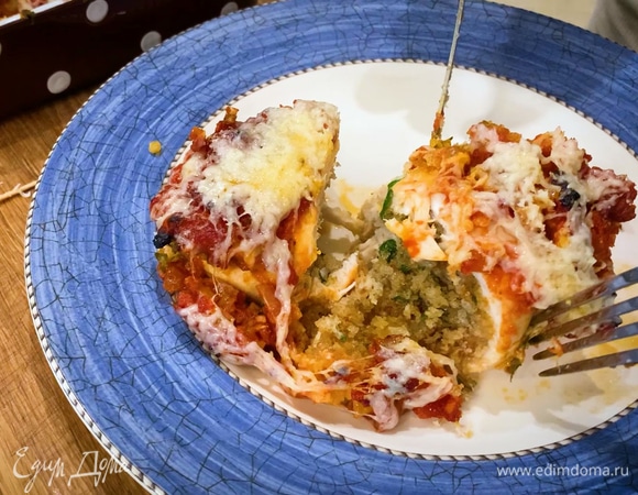 Посыпать грудки оставшимся сыром и запекать еще 2–3 минуты под грилем, затем нитки и зубочистки удалить.