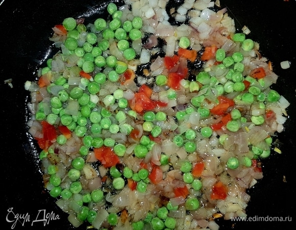 Репчатый лук нарезать кубиками, слегка обжарить на растительном масле. Добавить зеленый горошек (свежий или замороженный) и болгарский перец, нарезанный небольшими кубиками.