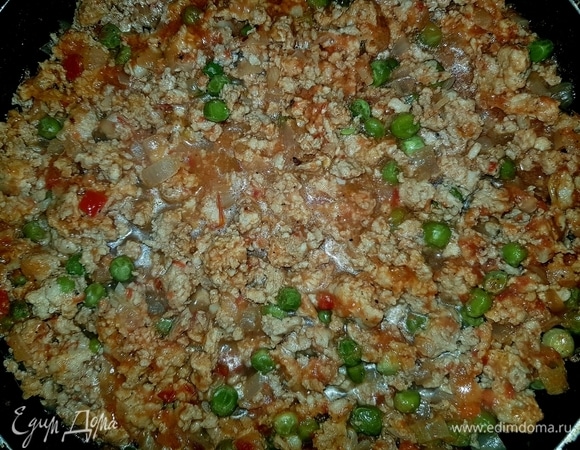 Выложить в сковороду фарш, немного обжарить, посолить, поперчить, добавить перетертые помидоры, влить воду и тушить на среднем огне. Начинка для будущего голубца должна остаться сочной.