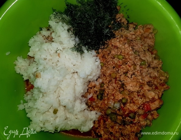 В чашке смешиваем заранее отваренный рис, обжаренный с овощами фарш, мелко нарезанный укроп.