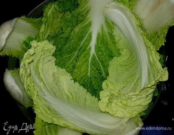 Форму для запекания смазываем маслом. Распределяем листья по дну и стенкам формы (в следующий раз я попробую обдать листья кипятком).