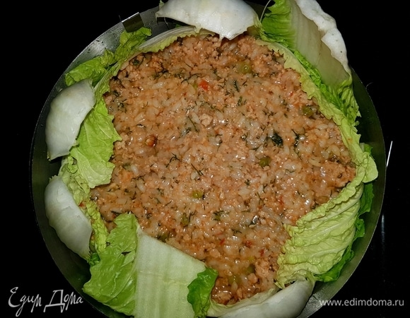 Выкладываем начинку, немного утрамбовываем ее и сверху накрываем листьями.
