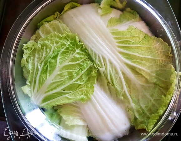 Сверху положить что-нибудь тяжелое, у меня стеклянная крышка. И отправляем в разогретую до 180°C духовку на 30–40 минут. У меня форма разъемная, поэтому во время готовки я подлила на противень водички, чтобы голубец не получился сухим.