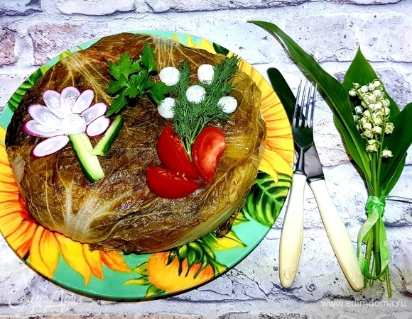 Аккуратно переворачиваем голубец на блюдо. Украшаем по желанию и подаем со сметанкой.