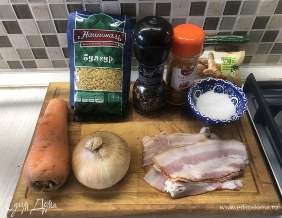 Подготовим ингредиенты, лук и бекон нарежем мелко поперек, морковь — крупными кусочками.