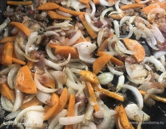 На оливковом масле обжариваем бекон, добавляем лук, пассеруем до прозрачного цвета, добавляем морковь.