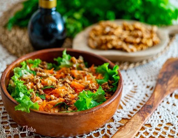 В тарелках добавьте в салат орешки по вкусу и наслаждайтесь!