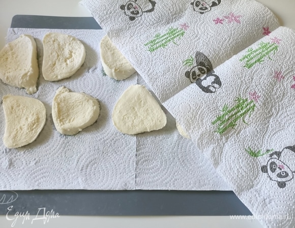 С моцареллы слить сыворотку, нарезать толщиной 1см. Уложить между листами бумажного полотенца и оставить минут на 10, чтобы избавиться от лишней сыворотки.