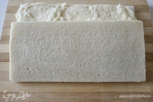 Берем хлеб для тостов. На это количество сыра нам понадобится 6 кусков. На 3 штуки плотно уложить моцареллу, посолить и накрыть оставшимся хлебом.