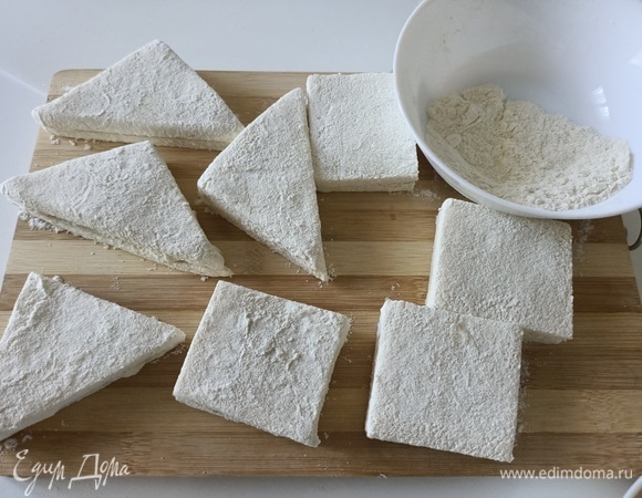 Хорошо обвалять каждый кусочек со всех сторон в муке.