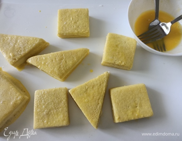 Слегка взбить яйца и обмакнуть в них каждый бутерброд со всех сторон. Выложить на блюдо, подождать, пока стечет лишнее яичное покрытие. 