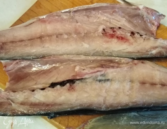 Разрезать рыбу на две части. Удалить кость.
